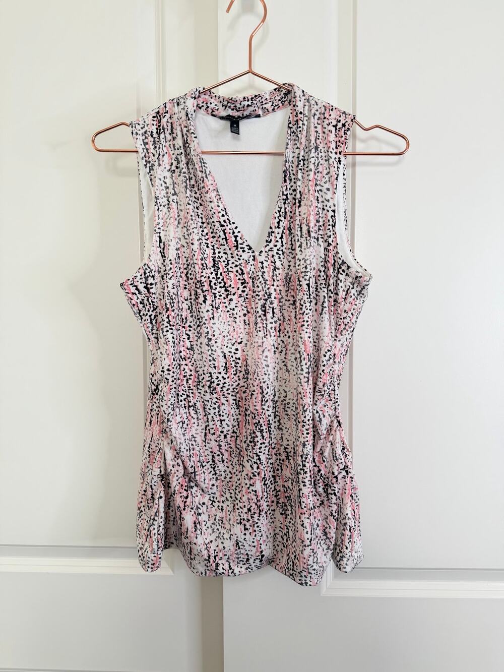 White House Black Market speckled V neck sleeveless tank top pink black white